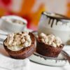 Brownie Cup relleno de manjar con crumbs de leche en polvo