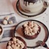 Brownie Cup relleno de manjar con crumbs de leche en polvo - Imagen 2