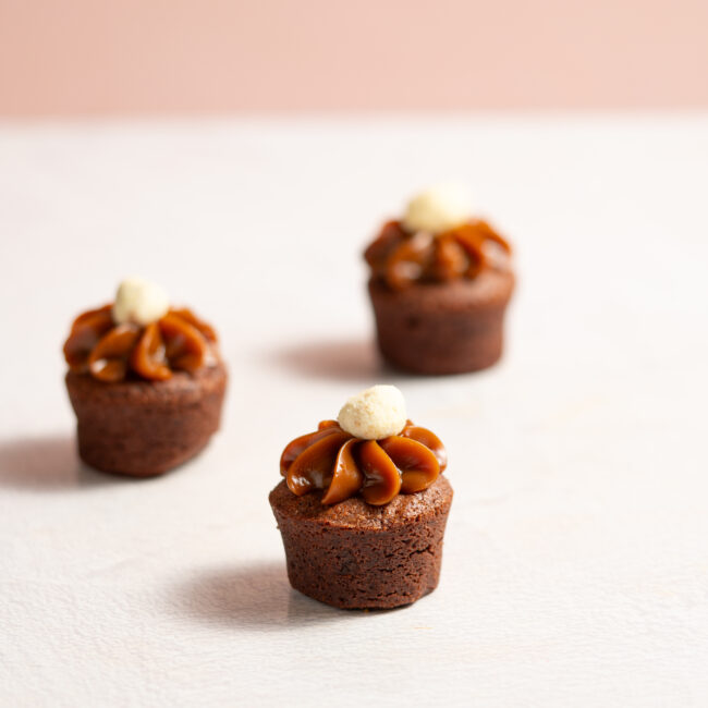 Cuppi de Brownie con Manjar y crumbs de leche en polvo